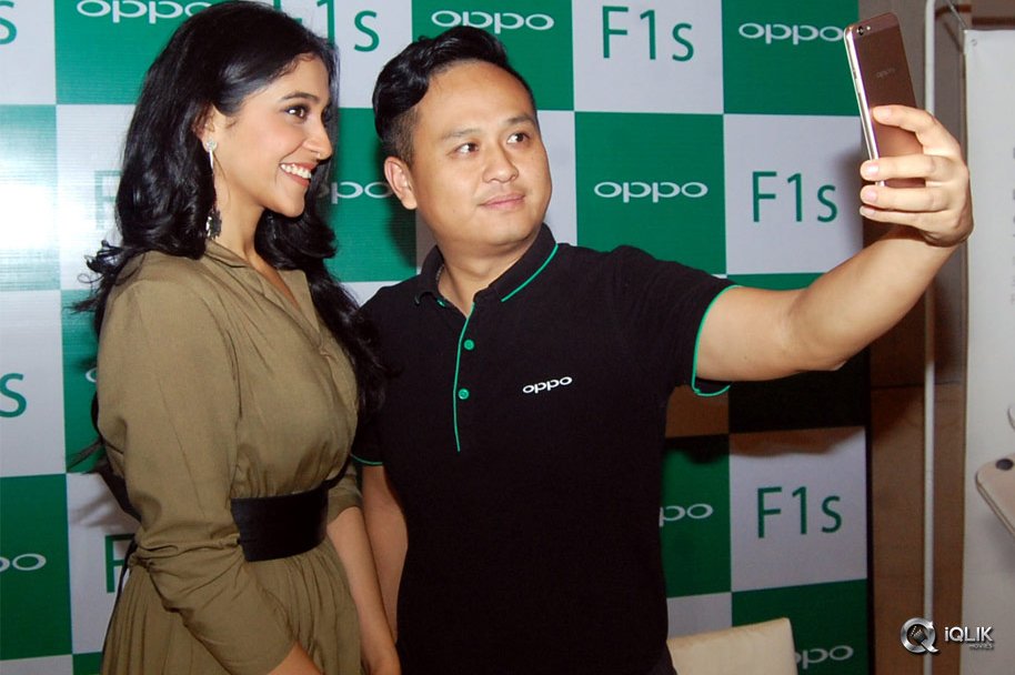 Regina-Cassandra-Launches-Oppo-Mobile-Phone